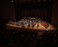 Alunos de escolas públicas assistem concerto cívico da orquestra sinfônica do Paraná