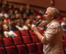 Alunos de escolas públicas assistem concerto cívico da orquestra sinfônica do Paraná