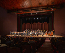 Alunos de escolas públicas assistem concerto cívico da orquestra sinfônica do Paraná