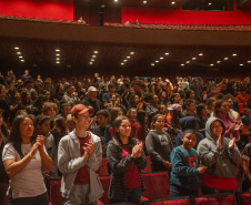Alunos de escolas públicas assistem concerto cívico da orquestra sinfônica do Paraná