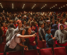 Alunos de escolas públicas assistem concerto cívico da orquestra sinfônica do Paraná
