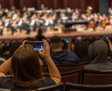 Alunos de escolas públicas assistem concerto cívico da orquestra sinfônica do Paraná