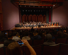 Alunos de escolas públicas assistem concerto cívico da orquestra sinfônica do Paraná