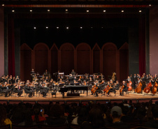 Alunos de escolas públicas assistem concerto cívico da orquestra sinfônica do Paraná