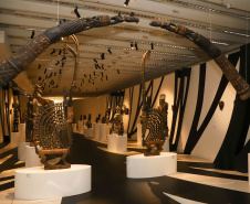  O Museu Oscar Niemeyer realiza a segunda edição da exposição "África, Expressões Artísticas de um Continente", que é composta por um recorte da grandiosa coleção de objetos de arte africana do século 20, doadas ao MON pela Coleção Ivani e Jorge Yunes em 2021. 