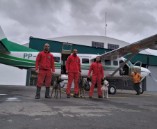 Bombeiros e cães do Paraná embarcaram neste sábado para ajudar o Rio Grande do Sul