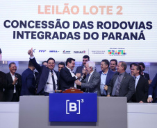 A disputa do Lote 2 do novo pacote de concessões rodoviárias do Paraná aconteceu na sede da B3, a Bolsa de Valores, em São Paulo, com a participação do governador Carlos Massa Ratinho Junior e do ministro dos Transportes, Renan Filho.