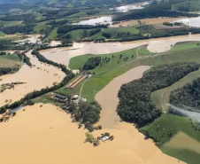 Paraná está ajudando nos atendimentos em Santa Catarina com equipe aérea e helicóptero