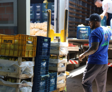 A Ceasa de Curitiba envia nesta quarta-feira (11) 12  toneladas de alimentos para Rio Negro e União da Vitória, cidades atingidas pelas chuvas e cheias nos rios no último final de semana.  