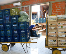 A Ceasa de Curitiba envia nesta quarta-feira (11) 12  toneladas de alimentos para Rio Negro e União da Vitória, cidades atingidas pelas chuvas e cheias nos rios no último final de semana.  