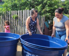 Moradores comemoram doação de caixas d'água em Arapoti e Carambeí 