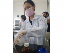 Alunos da rede estadual desenvolvem projeto que transforma óleo de cozinha em biocombustível