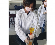 Alunos da rede estadual desenvolvem projeto que transforma óleo de cozinha em biocombustível