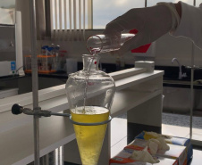 Alunos da rede estadual desenvolvem projeto que transforma óleo de cozinha em biocombustível