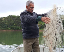  LEGENDA: Equipe do Instituto Água e Terra apreendeu mais de 250 metros de rede para pesca e identificou o parcelamento de terras em Áreas de Proteção Permanente na Represa do Capivari.