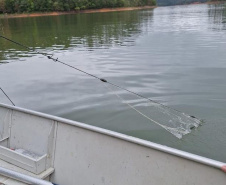  LEGENDA: Equipe do Instituto Água e Terra apreendeu mais de 250 metros de rede para pesca e identificou o parcelamento de terras em Áreas de Proteção Permanente na Represa do Capivari.