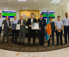 Curitiba, 24 de outubro de 2023 - O governador Carlos Massa Ratinho Jr., recebe em seu gabinete a visita de representantes do Cindacta II e concede Medalha de Honra da Casa Militar para oficiais.