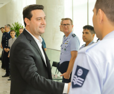 Curitiba, 24 de outubro de 2023 - O governador Carlos Massa Ratinho Jr., recebe em seu gabinete a visita de representantes do Cindacta II e concede Medalha de Honra da Casa Militar para oficiais.