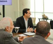 Curitiba, 24 de outubro de 2023 - O governador Carlos Massa Ratinho Jr., recebe em seu gabinete a visita de representantes do Cindacta II e concede Medalha de Honra da Casa Militar para oficiais.