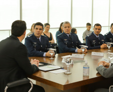 Curitiba, 24 de outubro de 2023 - O governador Carlos Massa Ratinho Jr., recebe em seu gabinete a visita de representantes do Cindacta II e concede Medalha de Honra da Casa Militar para oficiais.