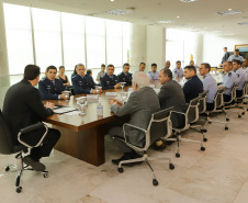 Curitiba, 24 de outubro de 2023 - O governador Carlos Massa Ratinho Jr., recebe em seu gabinete a visita de representantes do Cindacta II e concede Medalha de Honra da Casa Militar para oficiais.
