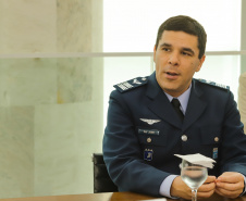 Curitiba, 24 de outubro de 2023 - O governador Carlos Massa Ratinho Jr., recebe em seu gabinete a visita de representantes do Cindacta II e concede Medalha de Honra da Casa Militar para oficiais.