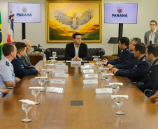 Curitiba, 24 de outubro de 2023 - O governador Carlos Massa Ratinho Jr., recebe em seu gabinete a visita de representantes do Cindacta II e concede Medalha de Honra da Casa Militar para oficiais.