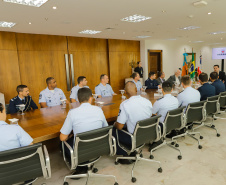 Curitiba, 24 de outubro de 2023 - O governador Carlos Massa Ratinho Jr., recebe em seu gabinete a visita de representantes do Cindacta II e concede Medalha de Honra da Casa Militar para oficiais.