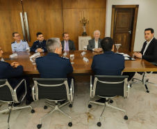 Curitiba, 24 de outubro de 2023 - O governador Carlos Massa Ratinho Jr., recebe em seu gabinete a visita de representantes do Cindacta II e concede Medalha de Honra da Casa Militar para oficiais.