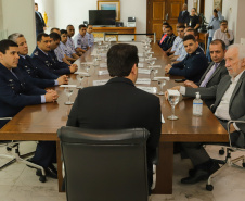 Curitiba, 24 de outubro de 2023 - O governador Carlos Massa Ratinho Jr., recebe em seu gabinete a visita de representantes do Cindacta II e concede Medalha de Honra da Casa Militar para oficiais.