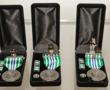 Curitiba, 24 de outubro de 2023 - O governador Carlos Massa Ratinho Jr., recebe em seu gabinete a visita de representantes do Cindacta II e concede Medalha de Honra da Casa Militar para oficiais.