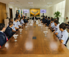 Curitiba, 24 de outubro de 2023 - O governador Carlos Massa Ratinho Jr., recebe em seu gabinete a visita de representantes do Cindacta II e concede Medalha de Honra da Casa Militar para oficiais.