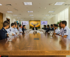 Curitiba, 24 de outubro de 2023 - O governador Carlos Massa Ratinho Jr., recebe em seu gabinete a visita de representantes do Cindacta II e concede Medalha de Honra da Casa Militar para oficiais.
