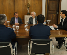 Curitiba, 24 de outubro de 2023 - O governador Carlos Massa Ratinho Jr., recebe em seu gabinete a visita de representantes do Cindacta II e concede Medalha de Honra da Casa Militar para oficiais.