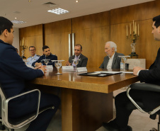 Curitiba, 24 de outubro de 2023 - O governador Carlos Massa Ratinho Jr., recebe em seu gabinete a visita de representantes do Cindacta II e concede Medalha de Honra da Casa Militar para oficiais.