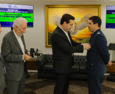 Curitiba, 24 de outubro de 2023 - O governador Carlos Massa Ratinho Jr., recebe em seu gabinete a visita de representantes do Cindacta II e concede Medalha de Honra da Casa Militar para oficiais.
