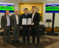 Curitiba, 24 de outubro de 2023 - O governador Carlos Massa Ratinho Jr., recebe em seu gabinete a visita de representantes do Cindacta II e concede Medalha de Honra da Casa Militar para oficiais.