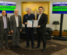 Curitiba, 24 de outubro de 2023 - O governador Carlos Massa Ratinho Jr., recebe em seu gabinete a visita de representantes do Cindacta II e concede Medalha de Honra da Casa Militar para oficiais.