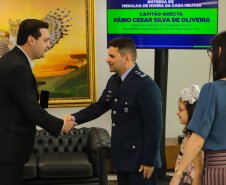 Curitiba, 24 de outubro de 2023 - O governador Carlos Massa Ratinho Jr., recebe em seu gabinete a visita de representantes do Cindacta II e concede Medalha de Honra da Casa Militar para oficiais.
