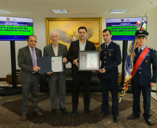 Curitiba, 24 de outubro de 2023 - O governador Carlos Massa Ratinho Jr., recebe em seu gabinete a visita de representantes do Cindacta II e concede Medalha de Honra da Casa Militar para oficiais.