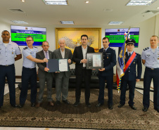 Curitiba, 24 de outubro de 2023 - O governador Carlos Massa Ratinho Jr., recebe em seu gabinete a visita de representantes do Cindacta II e concede Medalha de Honra da Casa Militar para oficiais.