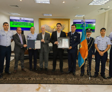 Curitiba, 24 de outubro de 2023 - O governador Carlos Massa Ratinho Jr., recebe em seu gabinete a visita de representantes do Cindacta II e concede Medalha de Honra da Casa Militar para oficiais.