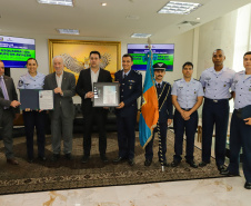Curitiba, 24 de outubro de 2023 - O governador Carlos Massa Ratinho Jr., recebe em seu gabinete a visita de representantes do Cindacta II e concede Medalha de Honra da Casa Militar para oficiais.