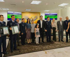 Curitiba, 24 de outubro de 2023 - O governador Carlos Massa Ratinho Jr., recebe em seu gabinete a visita de representantes do Cindacta II e concede Medalha de Honra da Casa Militar para oficiais.
