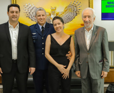 Curitiba, 24 de outubro de 2023 - O governador Carlos Massa Ratinho Jr., recebe em seu gabinete a visita de representantes do Cindacta II e concede Medalha de Honra da Casa Militar para oficiais.