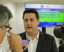 Curitiba, 24 de outubro de 2023 - O governador Carlos Massa Ratinho Jr., recebe em seu gabinete a visita de representantes do Cindacta II e concede Medalha de Honra da Casa Militar para oficiais.