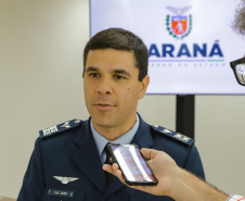 Curitiba, 24 de outubro de 2023 - O governador Carlos Massa Ratinho Jr., recebe em seu gabinete a visita de representantes do Cindacta II e concede Medalha de Honra da Casa Militar para oficiais.