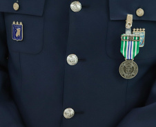 Curitiba, 24 de outubro de 2023 - O governador Carlos Massa Ratinho Jr., recebe em seu gabinete a visita de representantes do Cindacta II e concede Medalha de Honra da Casa Militar para oficiais.