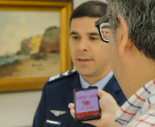 Curitiba, 24 de outubro de 2023 - O governador Carlos Massa Ratinho Jr., recebe em seu gabinete a visita de representantes do Cindacta II e concede Medalha de Honra da Casa Militar para oficiais.