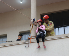Crianças se divertem no quartel durante comemoração de aniversário do CBMPR  Crédito: CBMPR